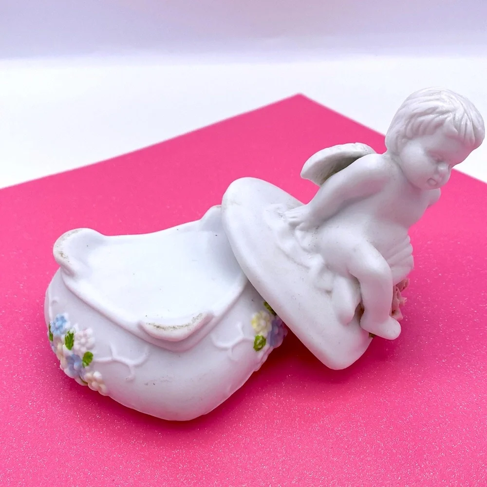 Vintage White Porcelain Cherub Angel Heart Shaped Trinket Box Valentines Gift
